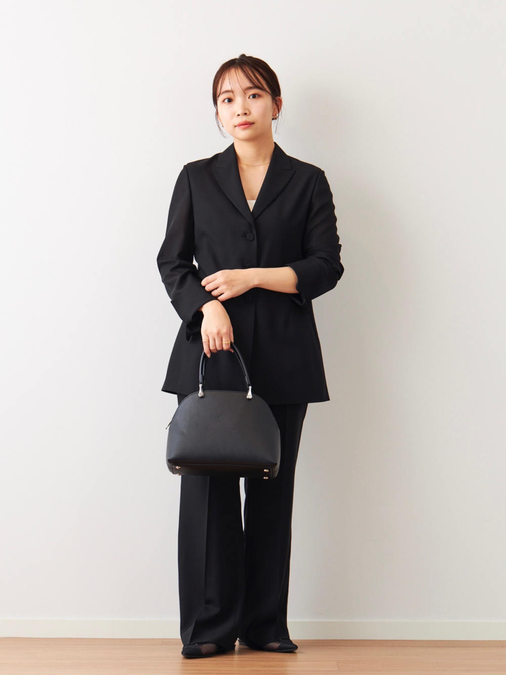 ウールブレンドジャケット、ウールブレンドストレートパンツ」の着用