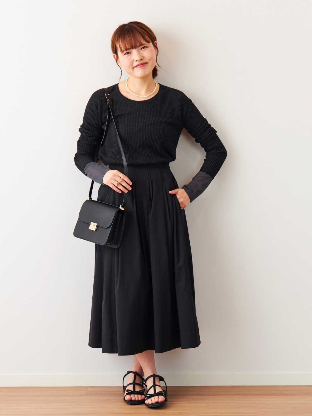 シアーニットプルオーバー、シアーニットスカート」の着用