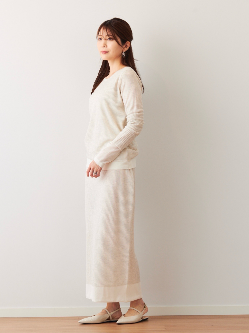 シアーニットプルオーバー、シアーニットスカート」の着用