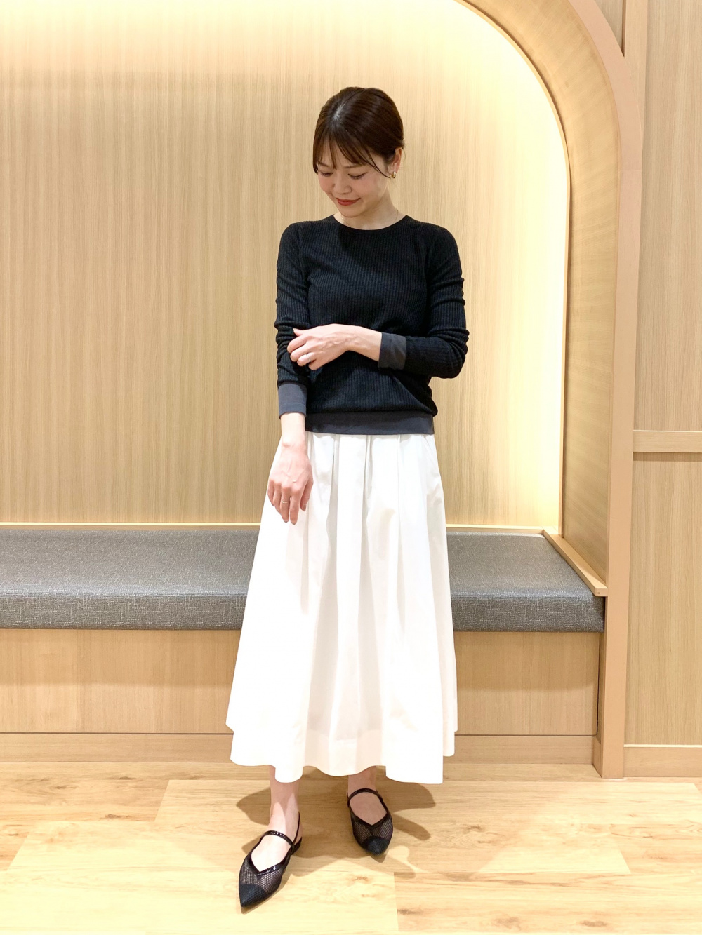 シアーニットプルオーバー、シアーニットスカート」の着用