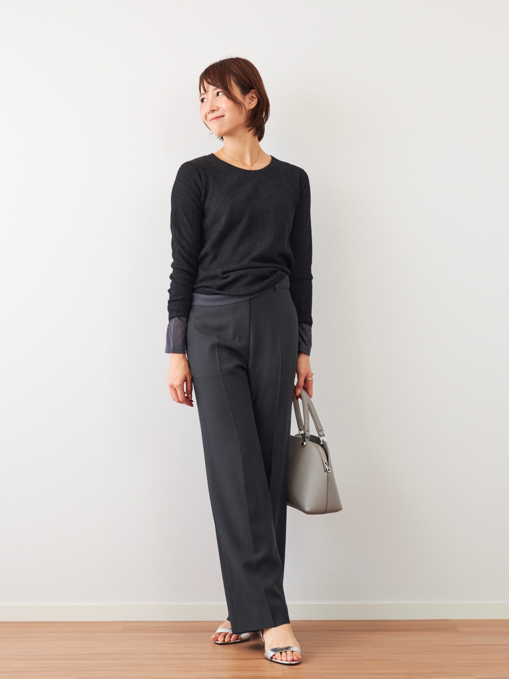 シアーニットプルオーバー、シアーニットスカート」の着用