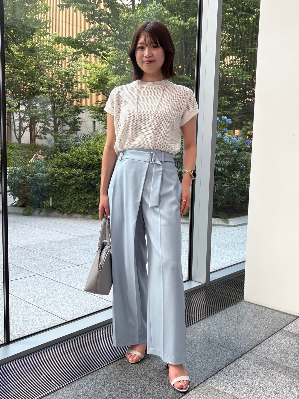 シャンブレーボウタイシャツ、シャンブレーラップパンツ」の着用
