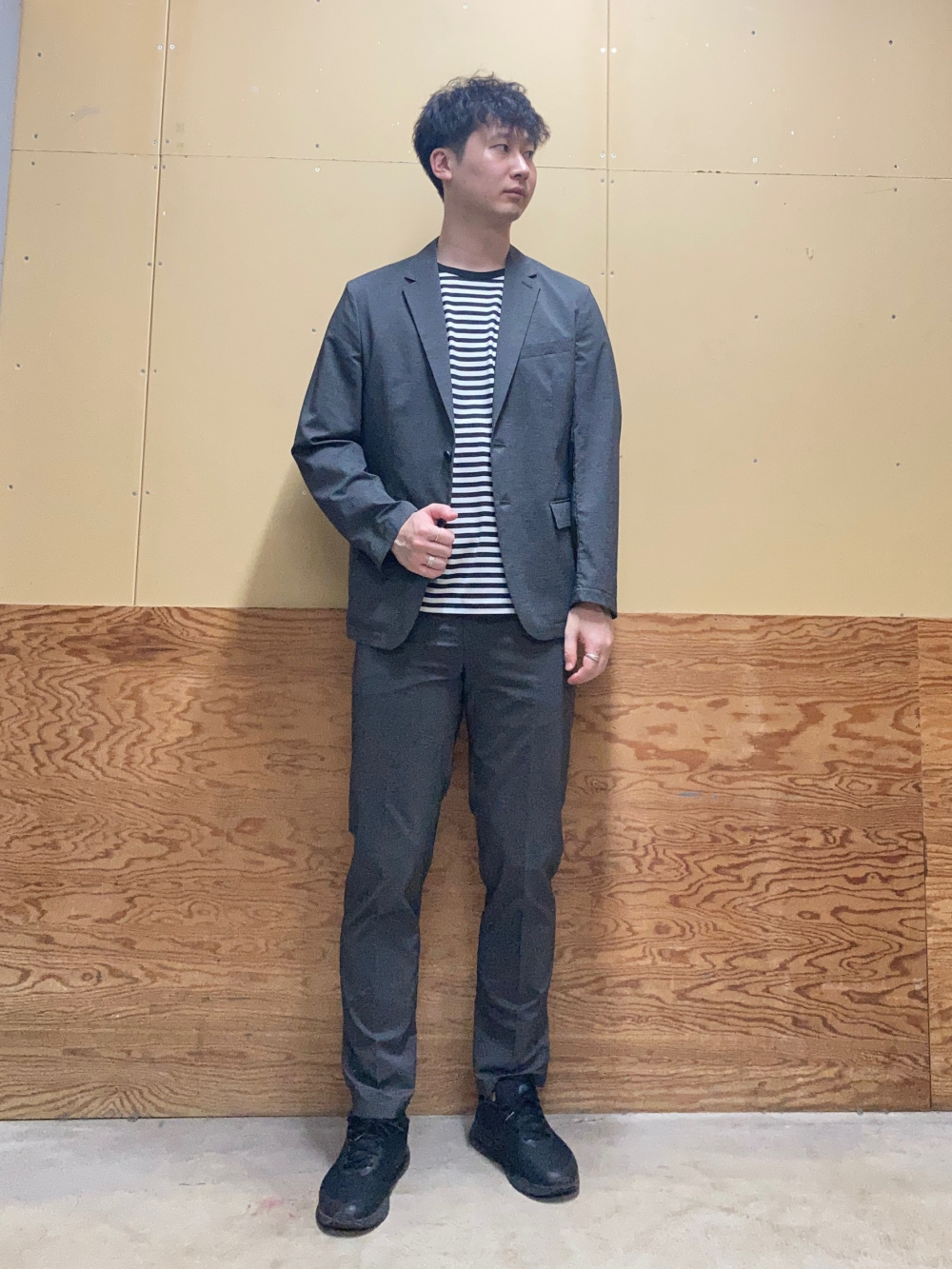 マイクロサッカージャケット、マイクロサッカートラウザーズ」の着用