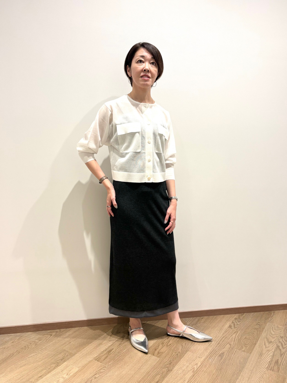 シアーニットプルオーバー、シアーニットスカート」の着用