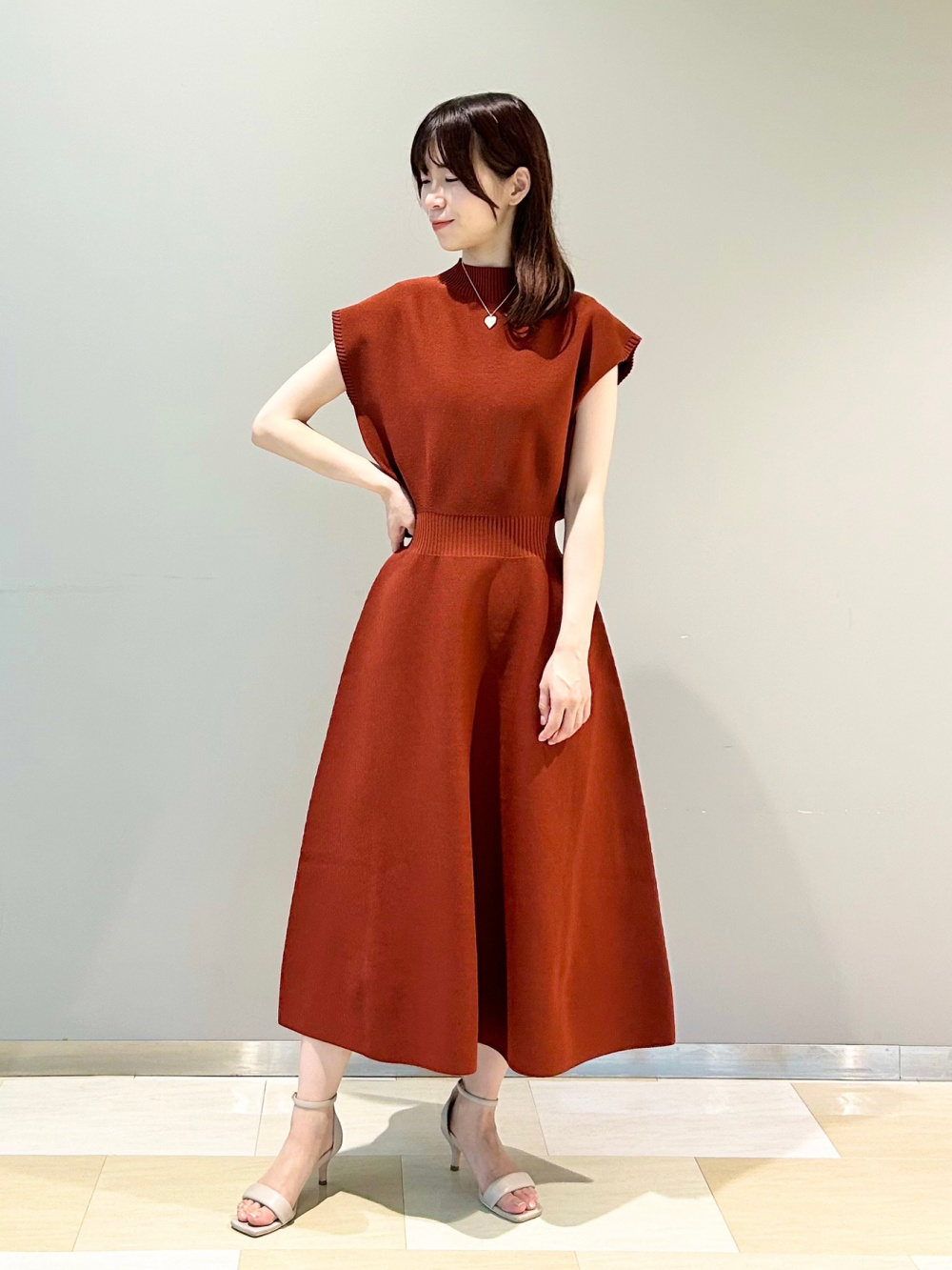 ホールガーメント®ボトルネックフレアワンピース」の着用