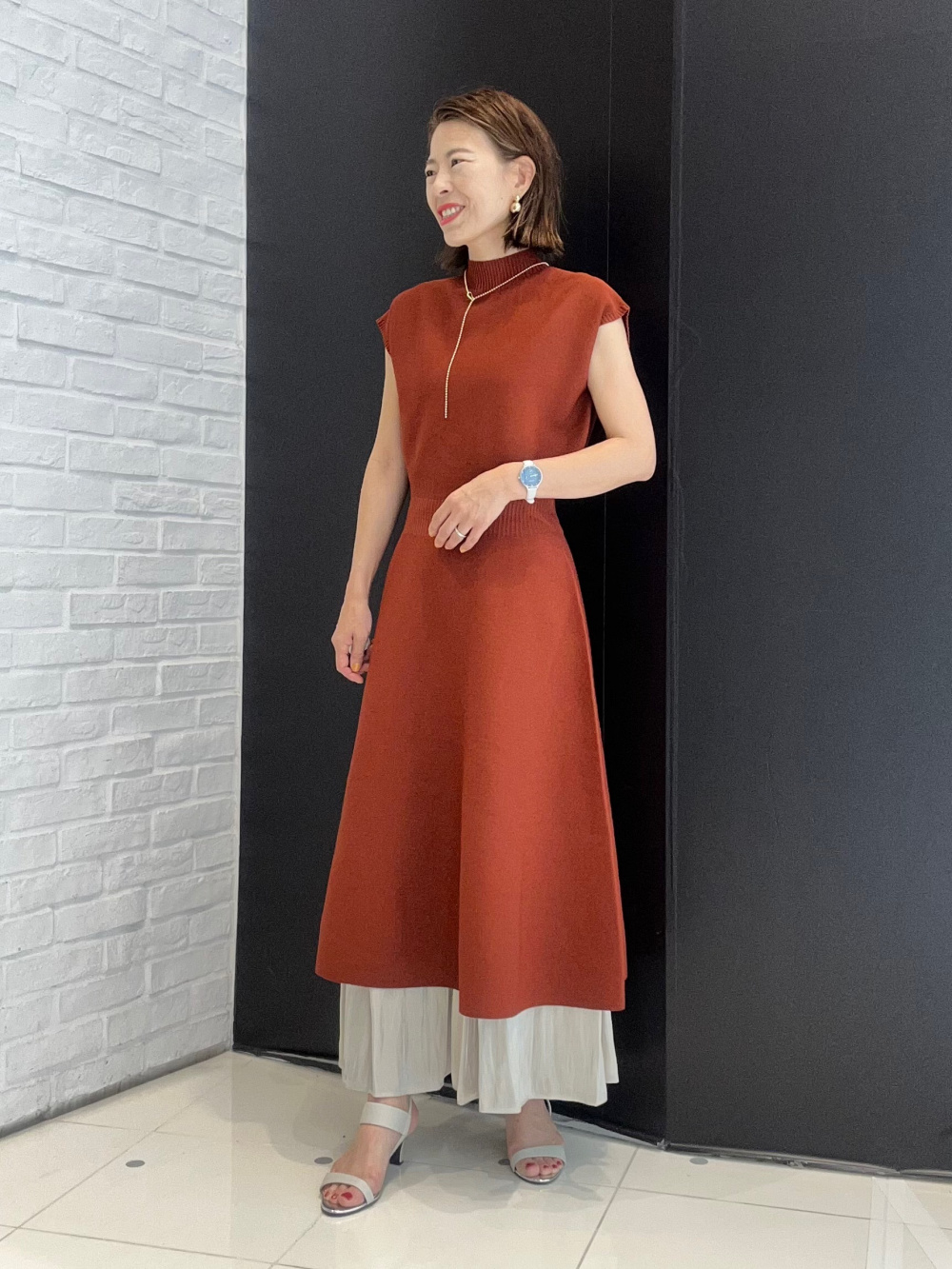 ホールガーメント®ボトルネックフレアワンピース」の着用