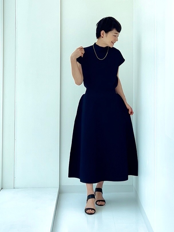 ホールガーメント®ボトルネックフレアワンピース」の着用