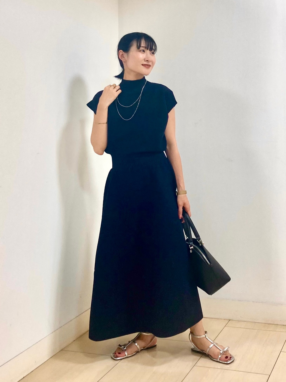 ホールガーメント®ボトルネックフレアワンピース」の着用