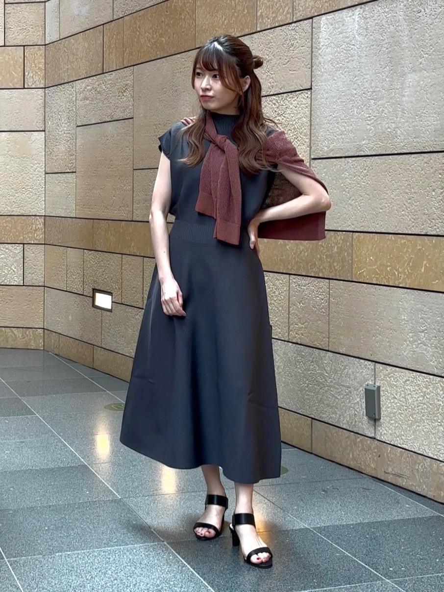 ホールガーメント®ボトルネックフレアワンピース」の着用