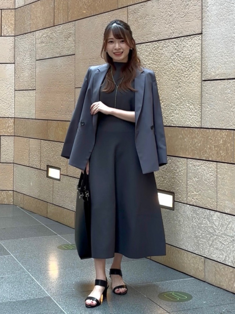 結婚式の二次会に最適なセミフォーマルなスタイリング