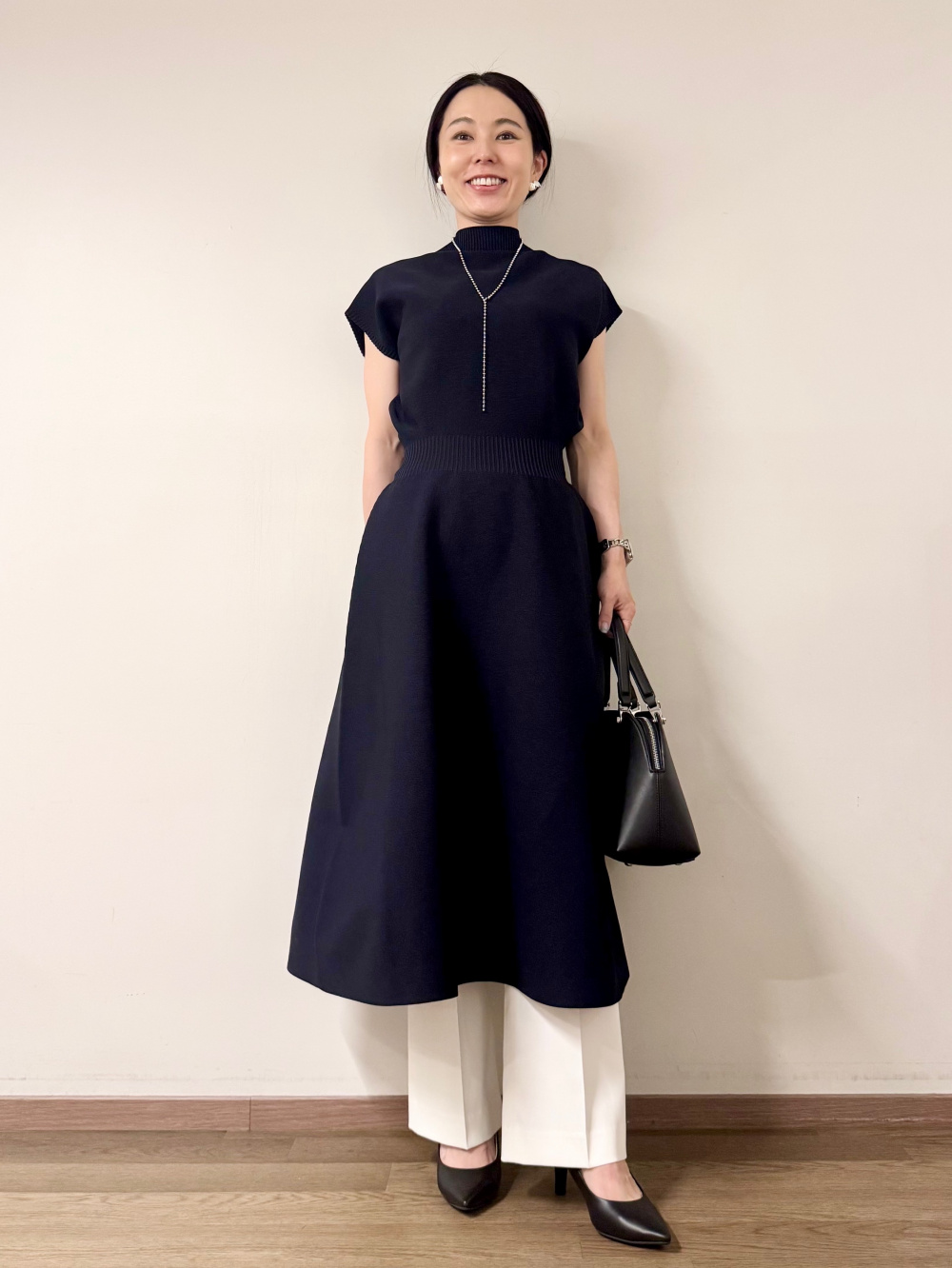 ホールガーメント®ボトルネックフレアワンピース」の着用