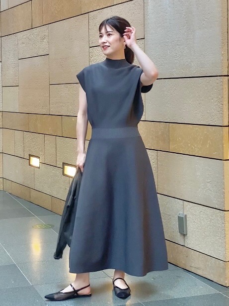 ホールガーメント®ボトルネックフレアワンピース」の着用