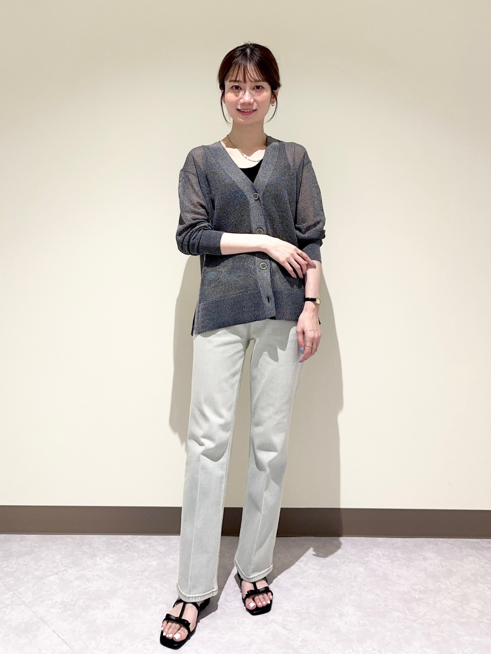 シアーティアードセーター、シアーカーディガン」の着用