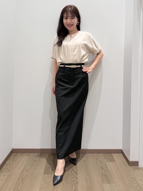 ベージュのトップスとブラックのタイトスカートのコーデ