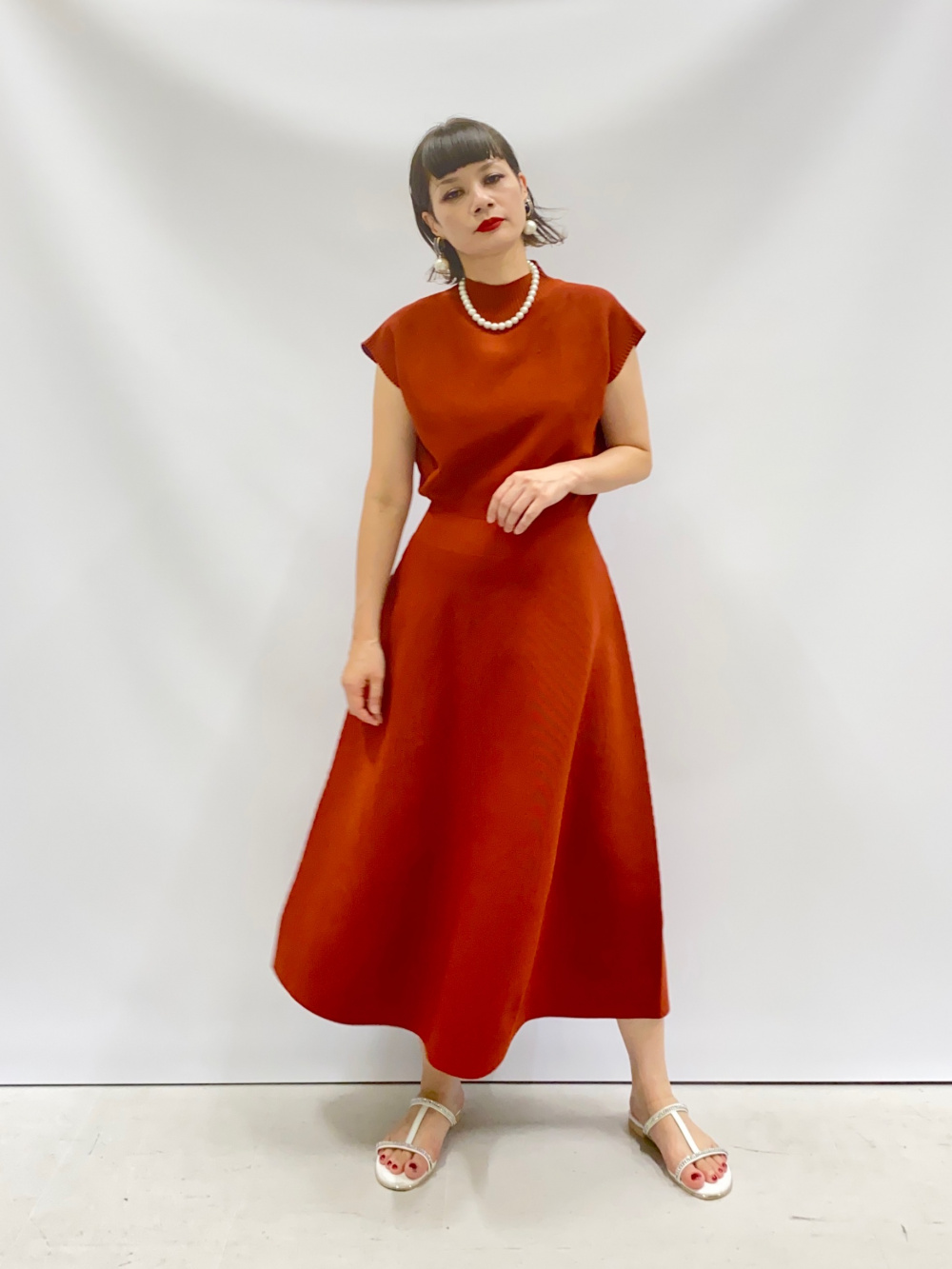 ホールガーメント®ボトルネックフレアワンピース」の着用