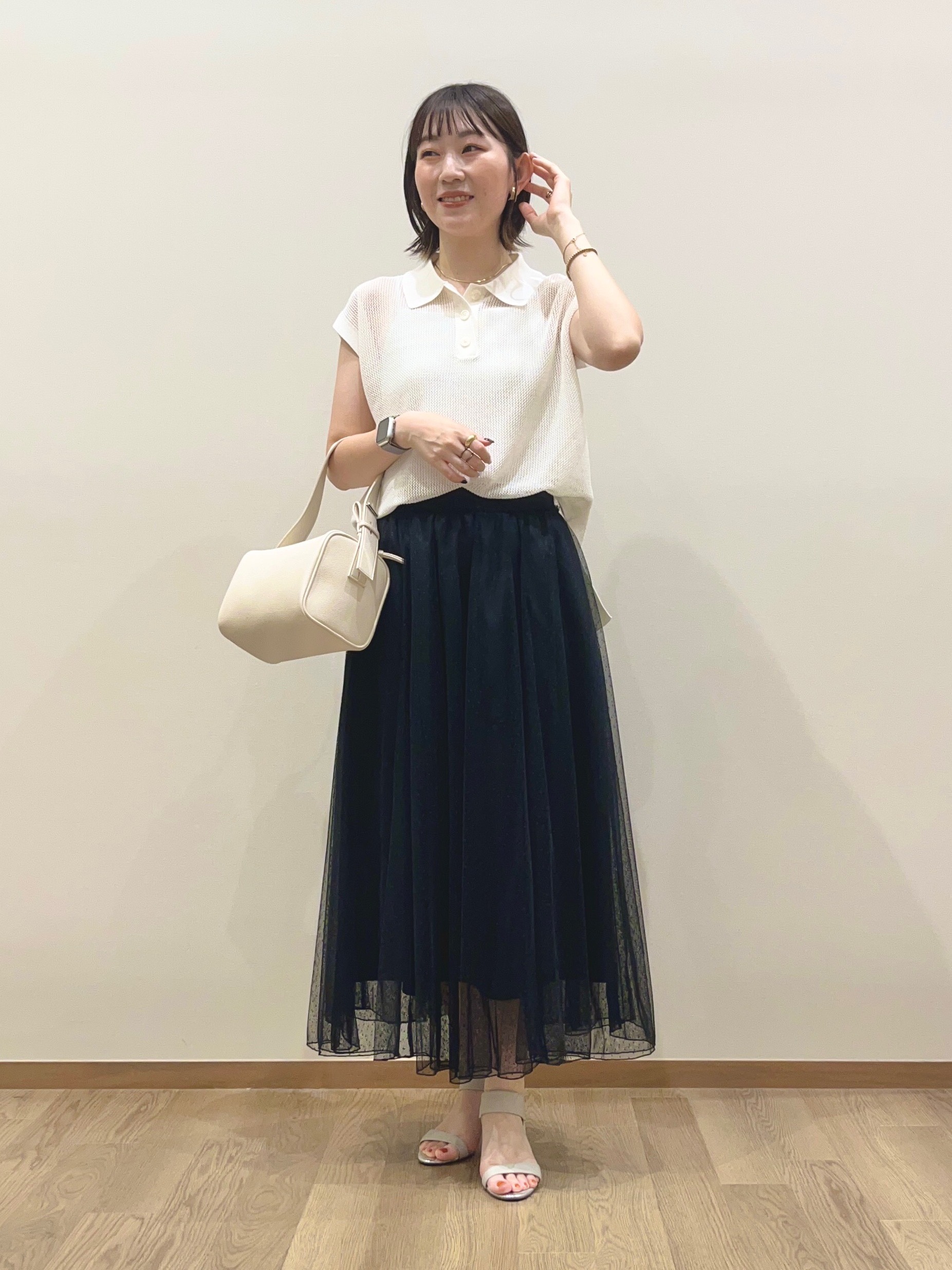 ブラックのチュールスカートを半袖ニットに合わせたコーデ