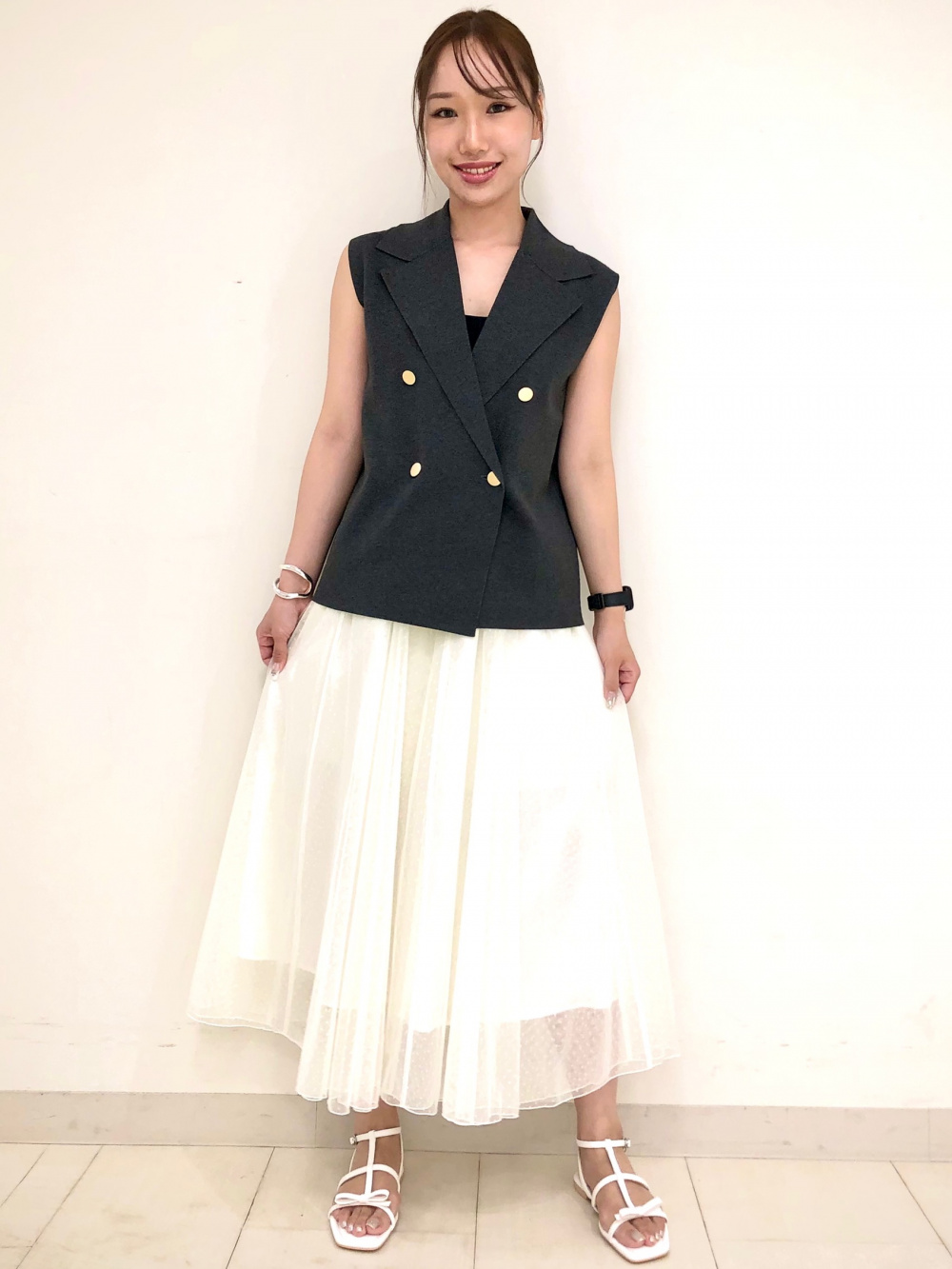 シアーニットプルオーバー、シアーニットスカート」の着用