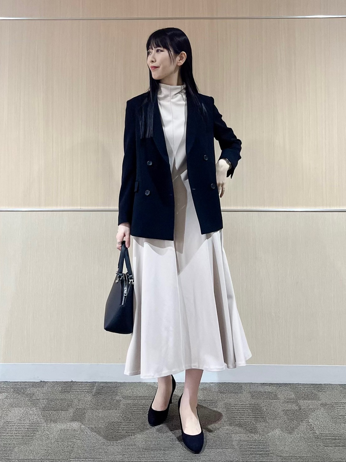 ワンピースにジャケットを合わせたフォーマル寄りのスタイル