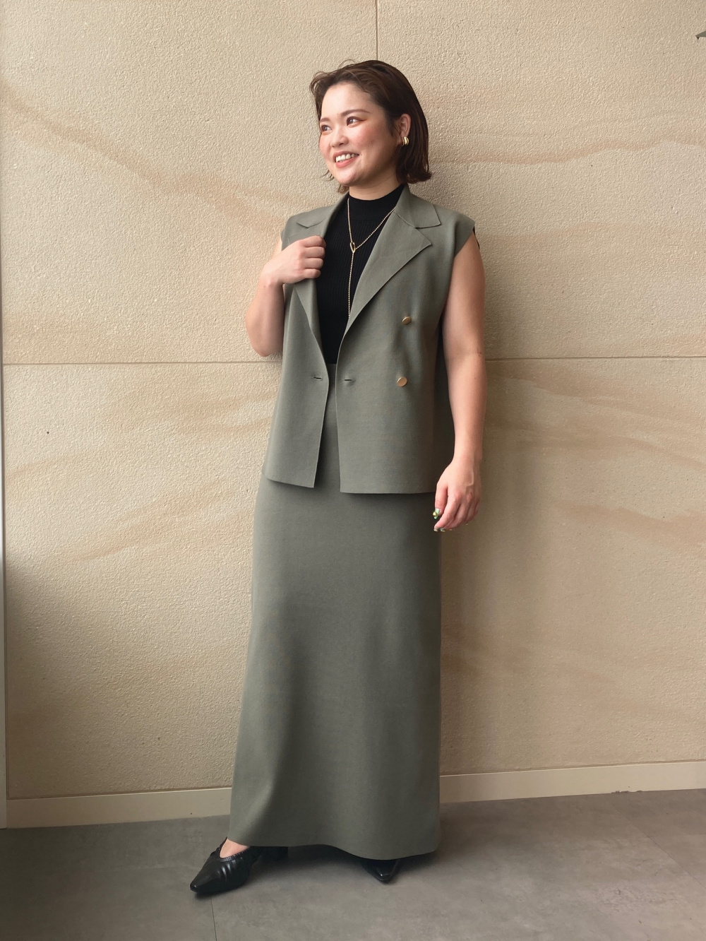 プラステ今期完売レーヨンブレンドダークグレーニットベストスカートとセットアップ PLST(プラステ)公式 | レーヨンブレンドテーラードニットベスト