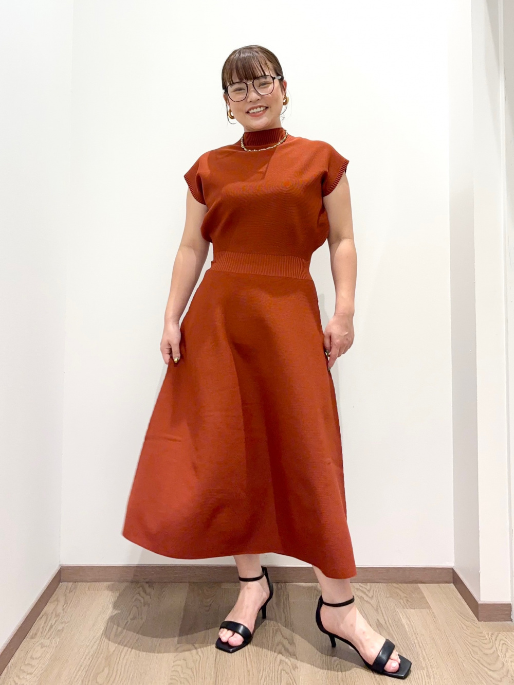 ホールガーメント®ボトルネックフレアワンピース」の着用