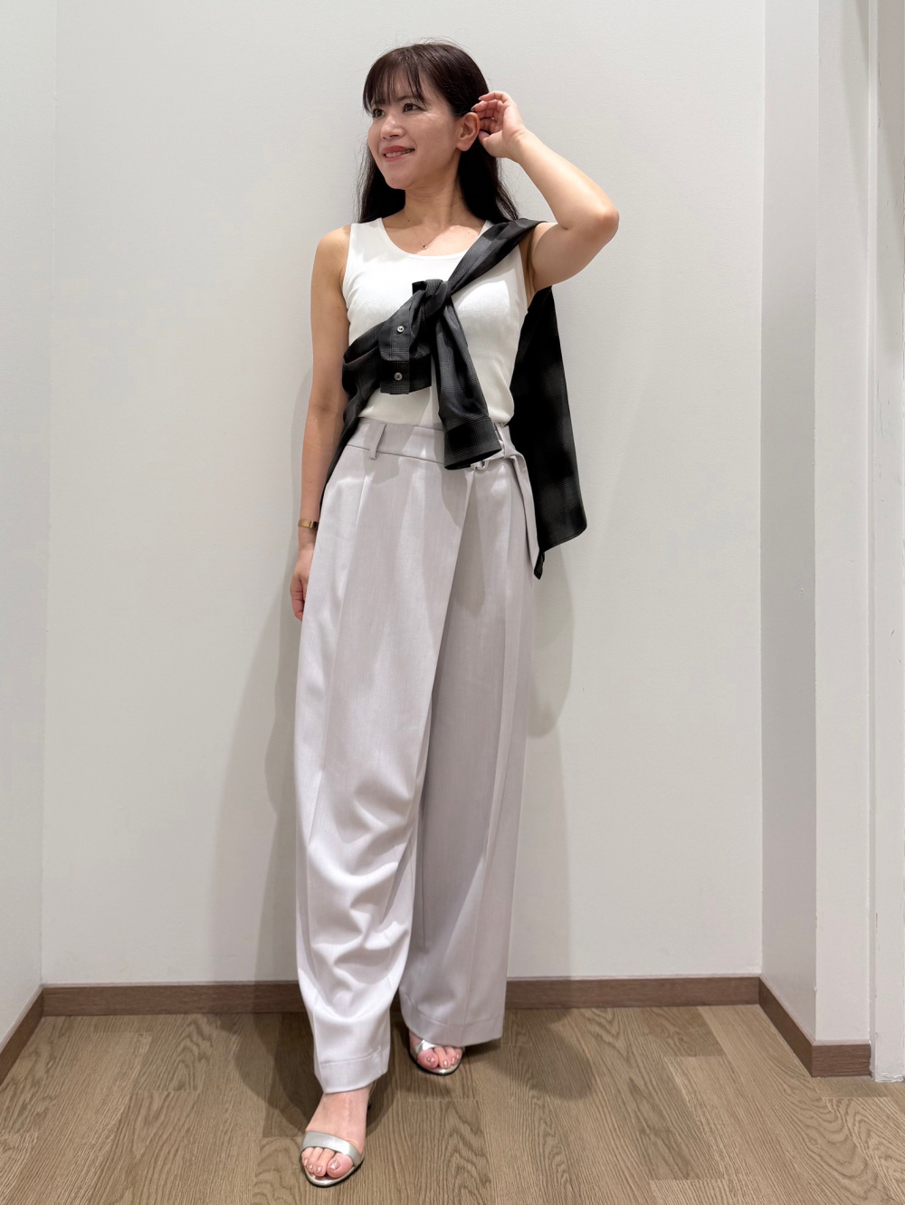 シャンブレーラップパンツ、シアーニットプルオーバー」の着用