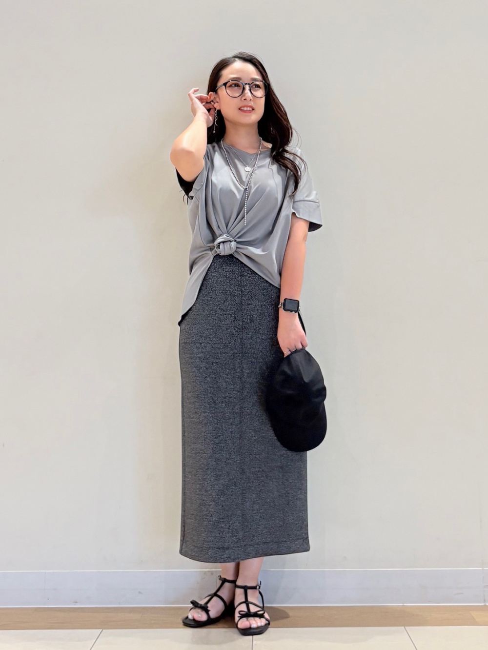 シアーニットプルオーバー、シアーニットスカート」の着用