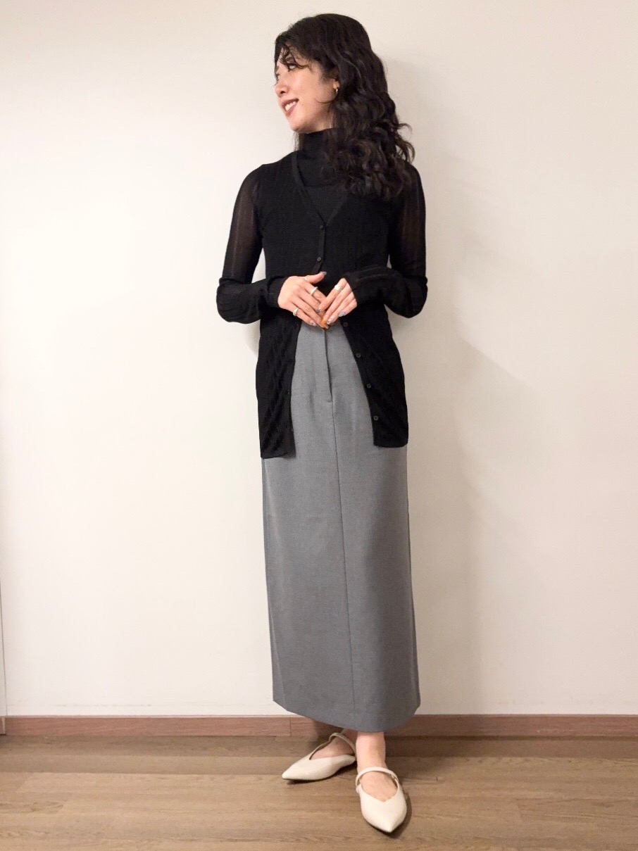 シアーニットプルオーバー、シアーニットスカート」の着用