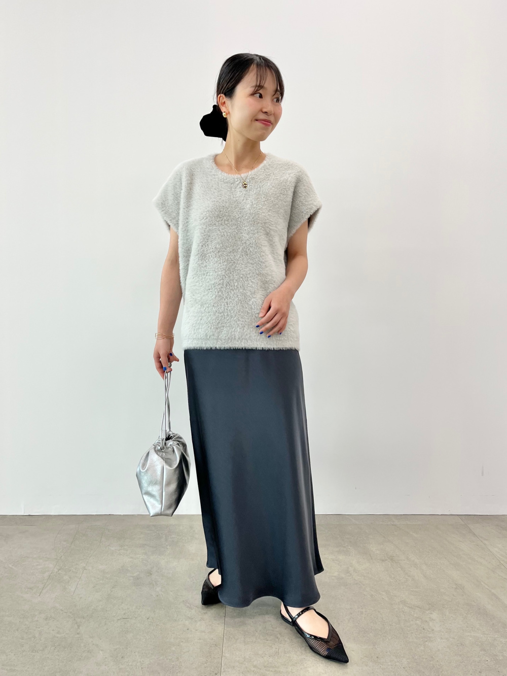 シアーニットプルオーバー、シアーニットスカート」の着用