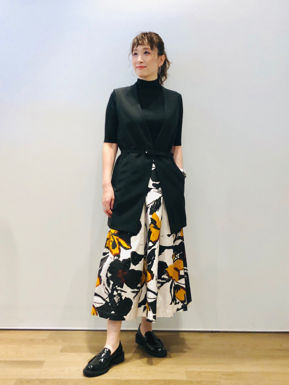 ストレッチツイルベルテッドジレ、ナイロンボウタイブラウス」の着用