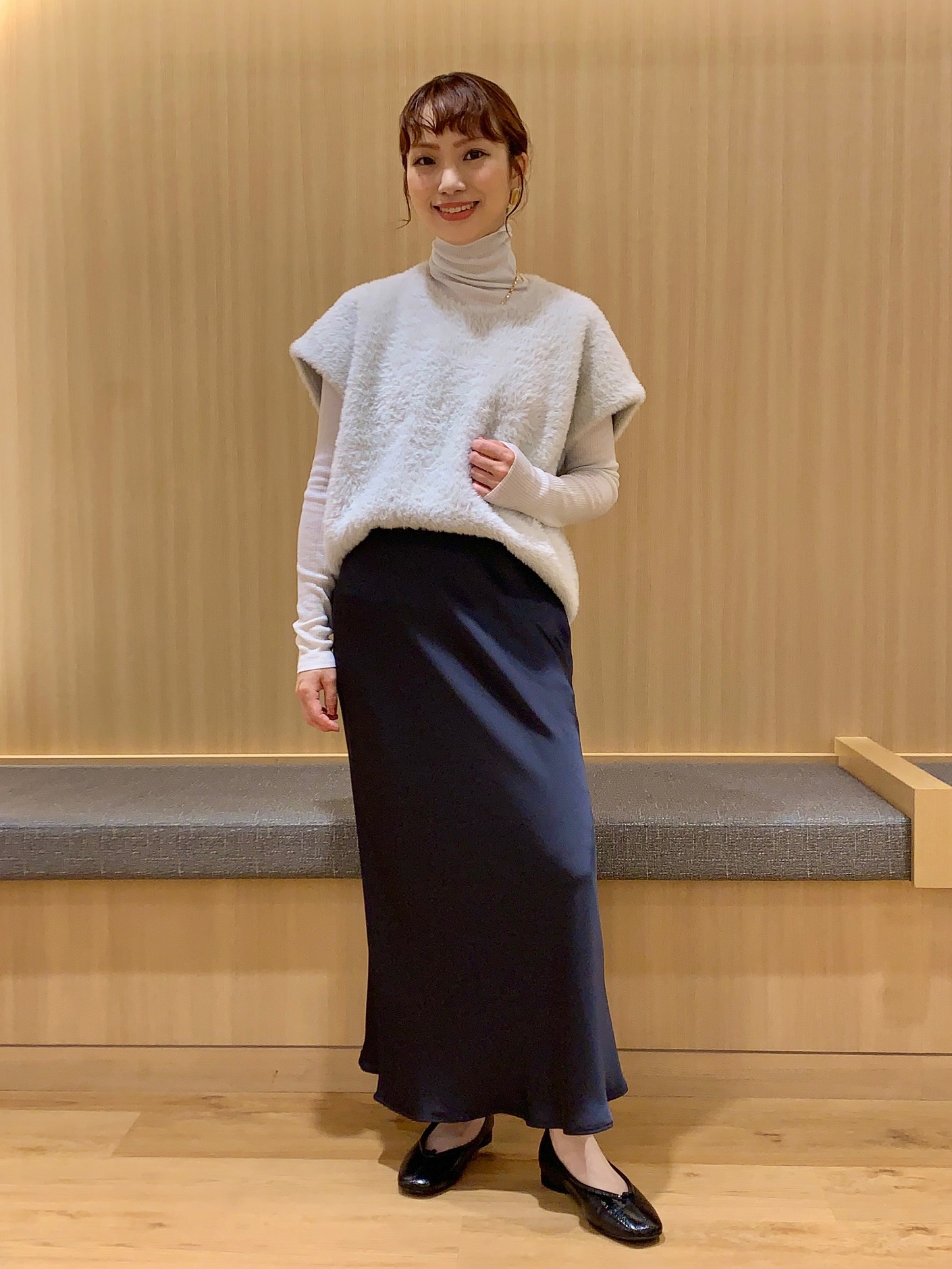 サテンスカートにフェザーヤーンのベストを合わせたコーデ