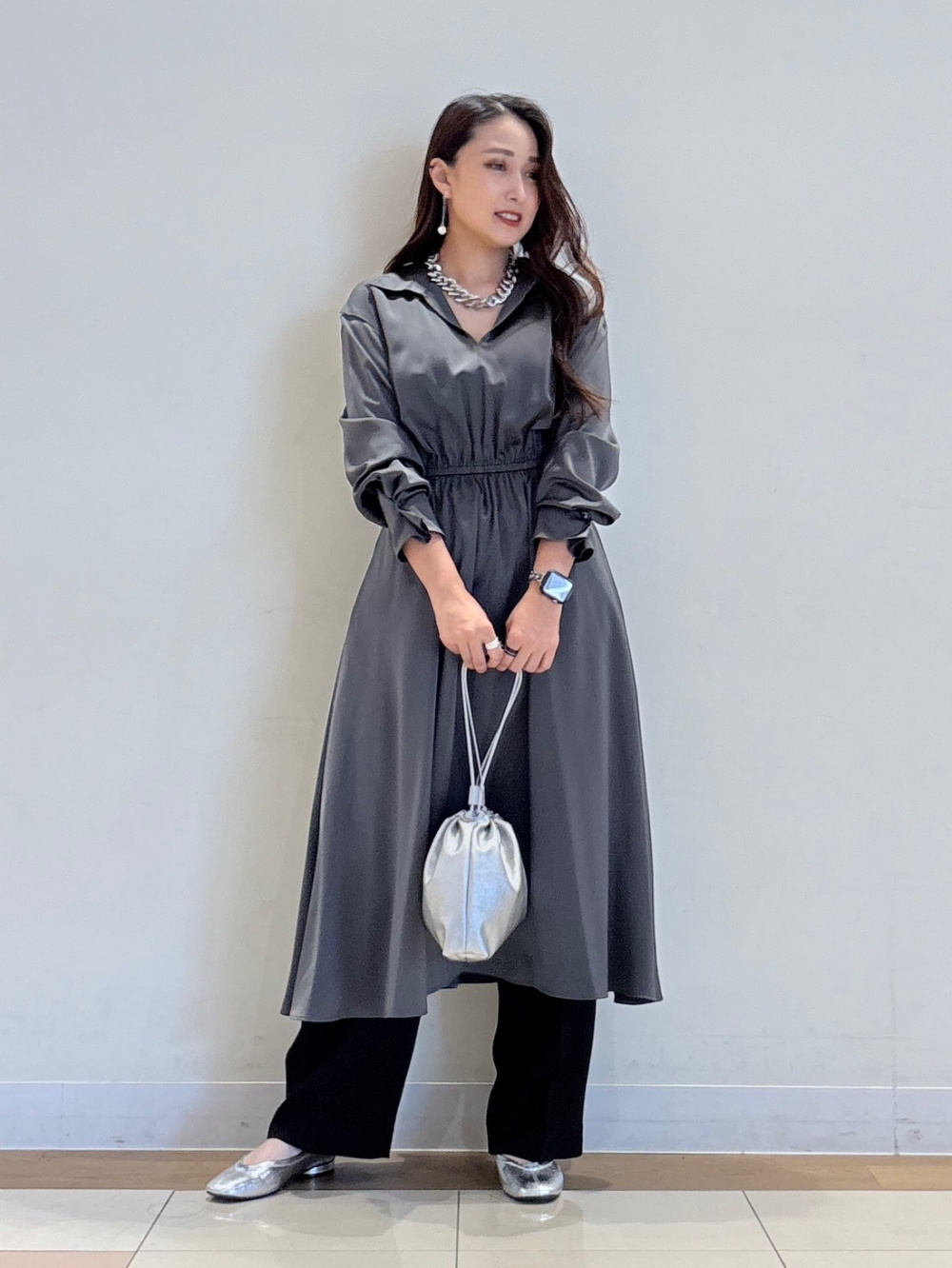 レーヨンブレンドロングニットベスト、ワイドパンツ（ダブルクロス