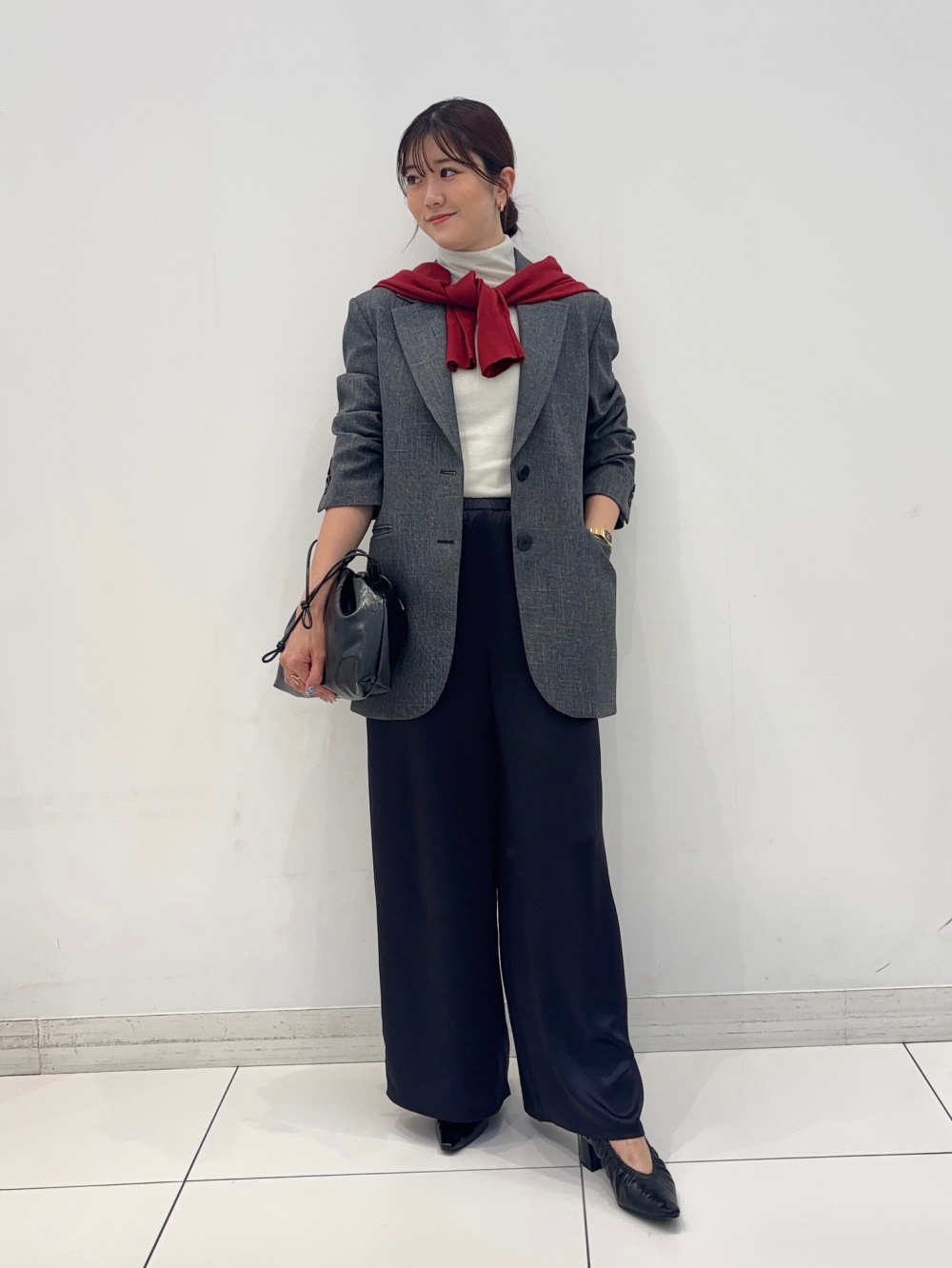 モノトーン×レッドコーデ