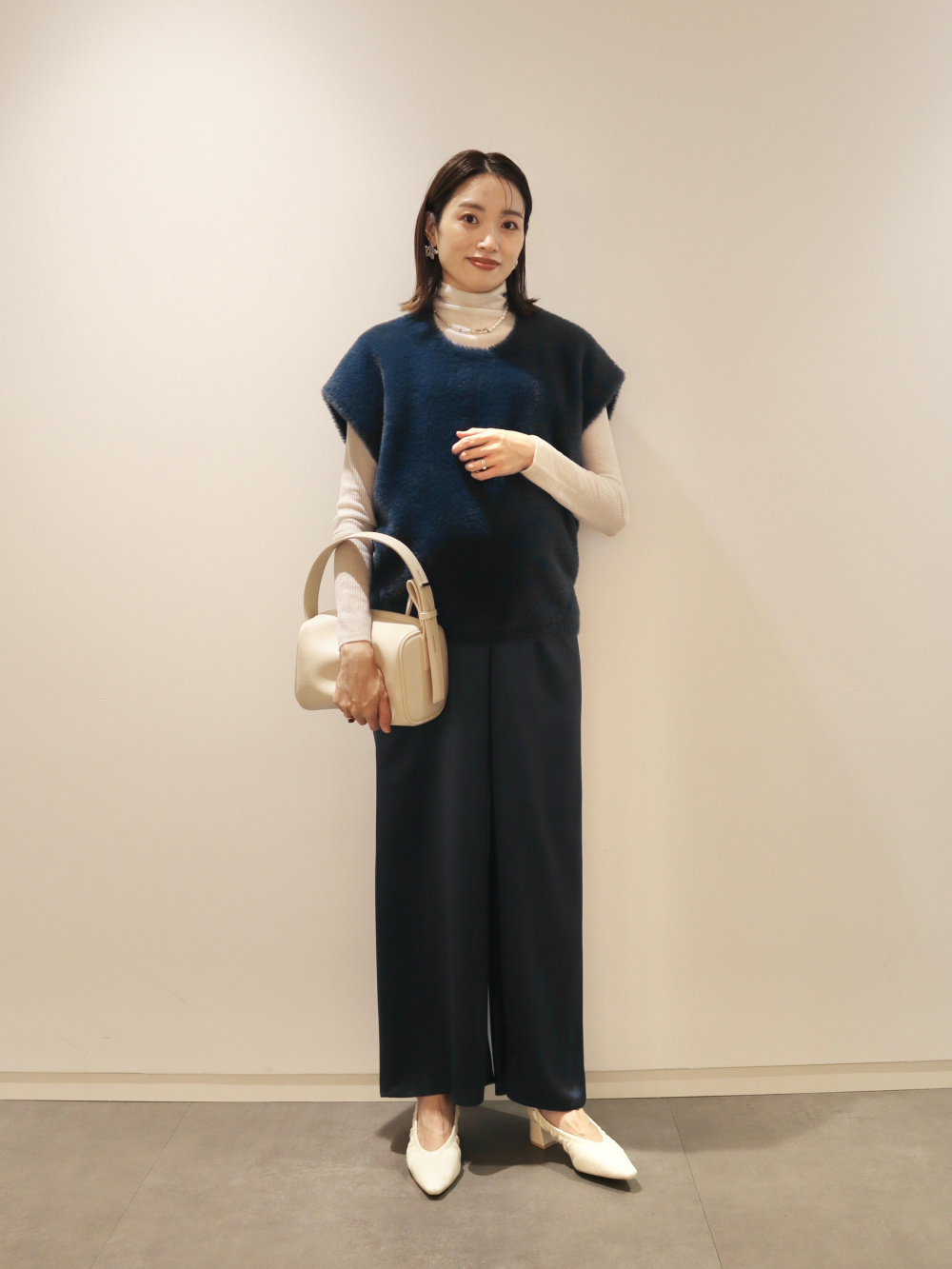 リラクシーショートトレンチコート、ソフトフレアジーンズ」の