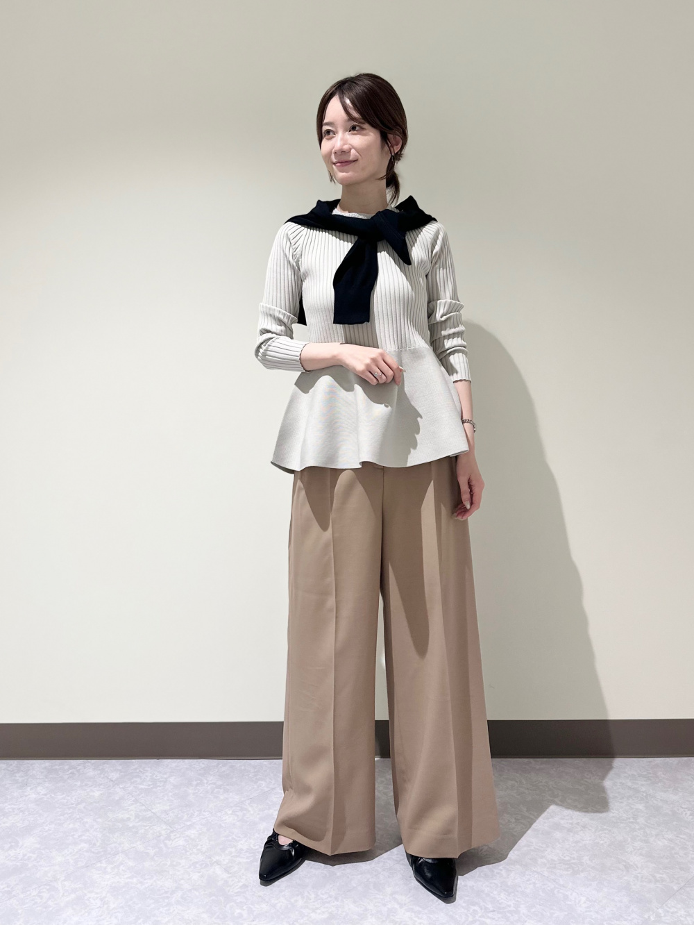 ホールガーメント®メタリックネックペプラムセーター」の着用