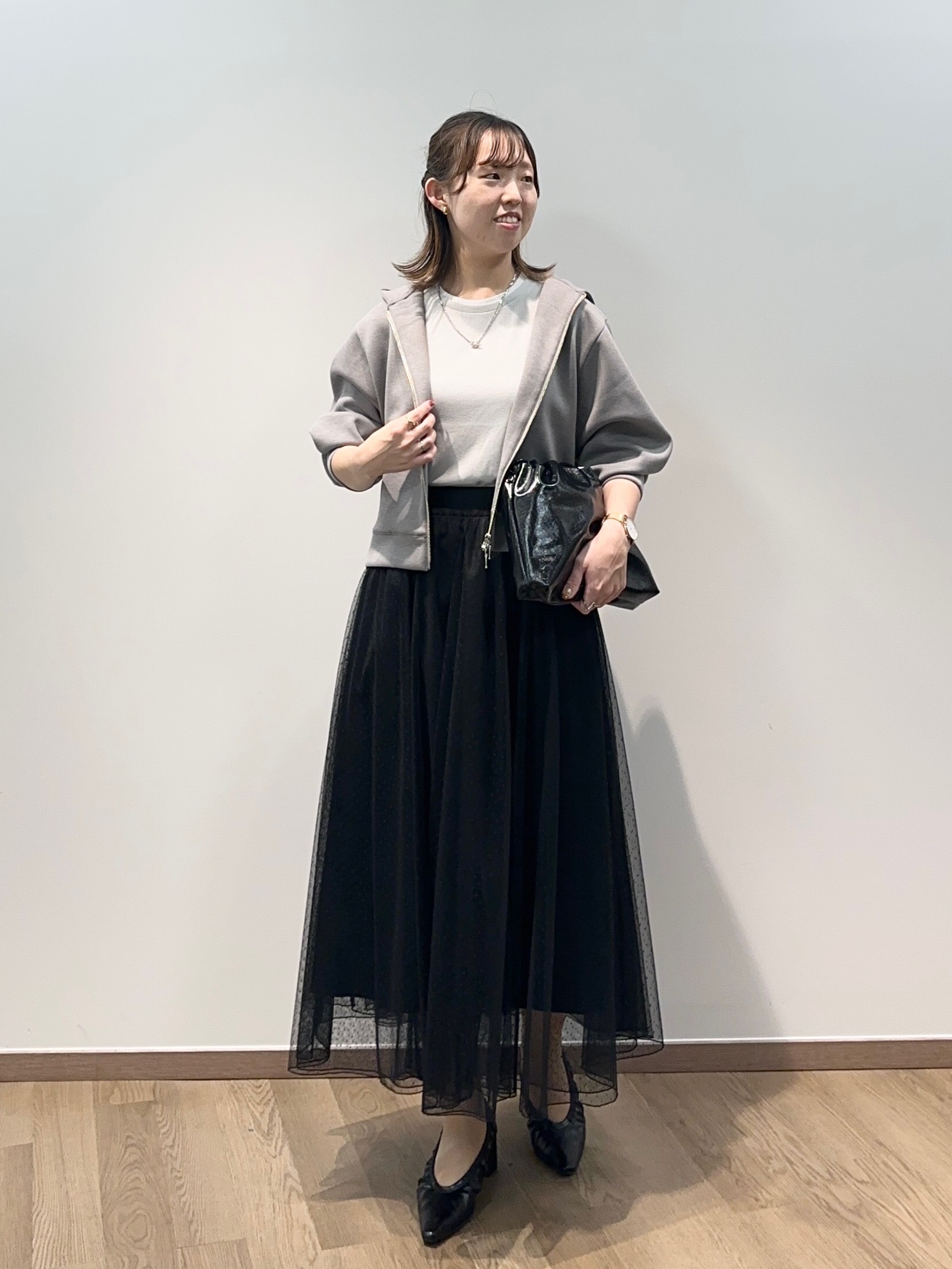 パーカーにチュールスカートを合わせたコーデ