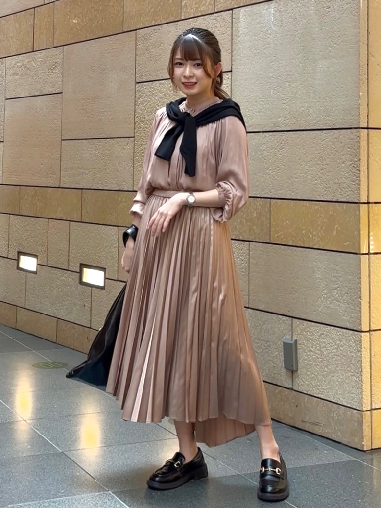 ベージュ×ブラックコーデ