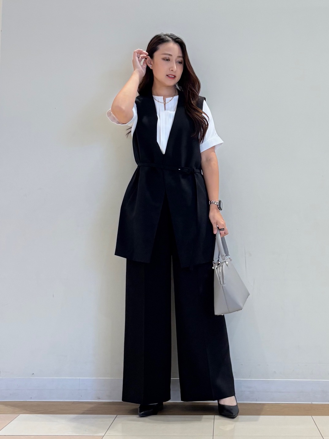 ジレ・ワイドパンツのセットアップに、フロントタックの半袖ブラウスとを合わせたコーデ