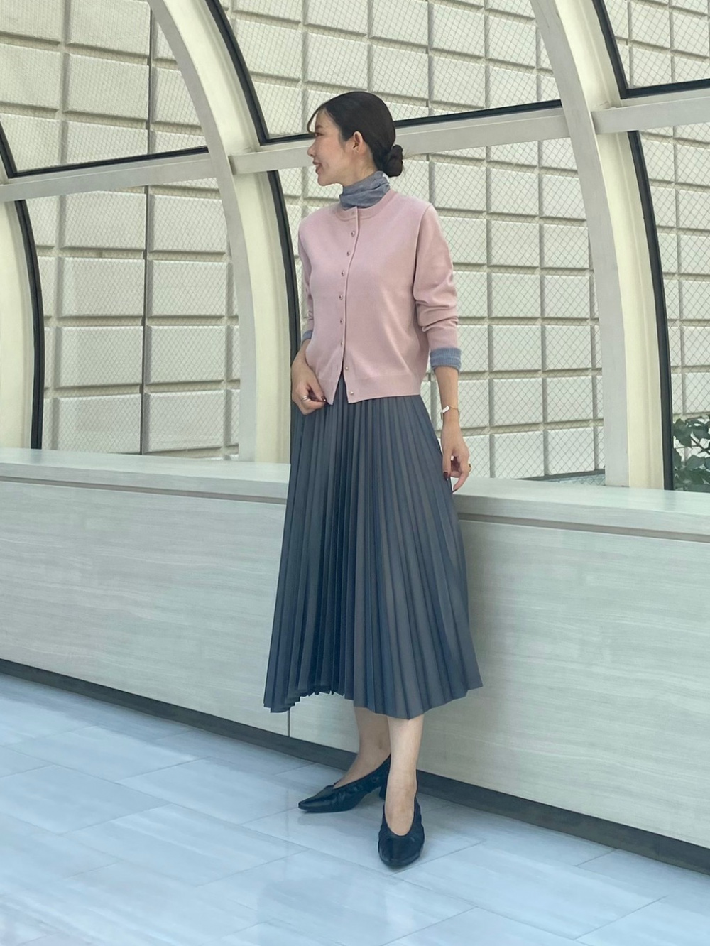 サテンイレギュラーヘムプリーツスカート」の着用コーディネート| プラステ