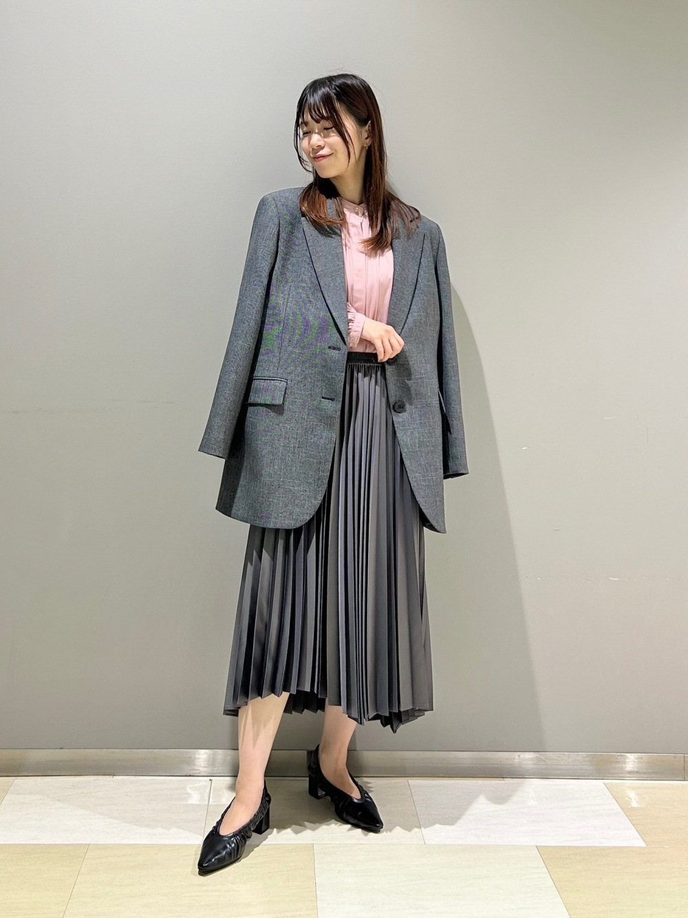 グレー×ピンクのコーデ