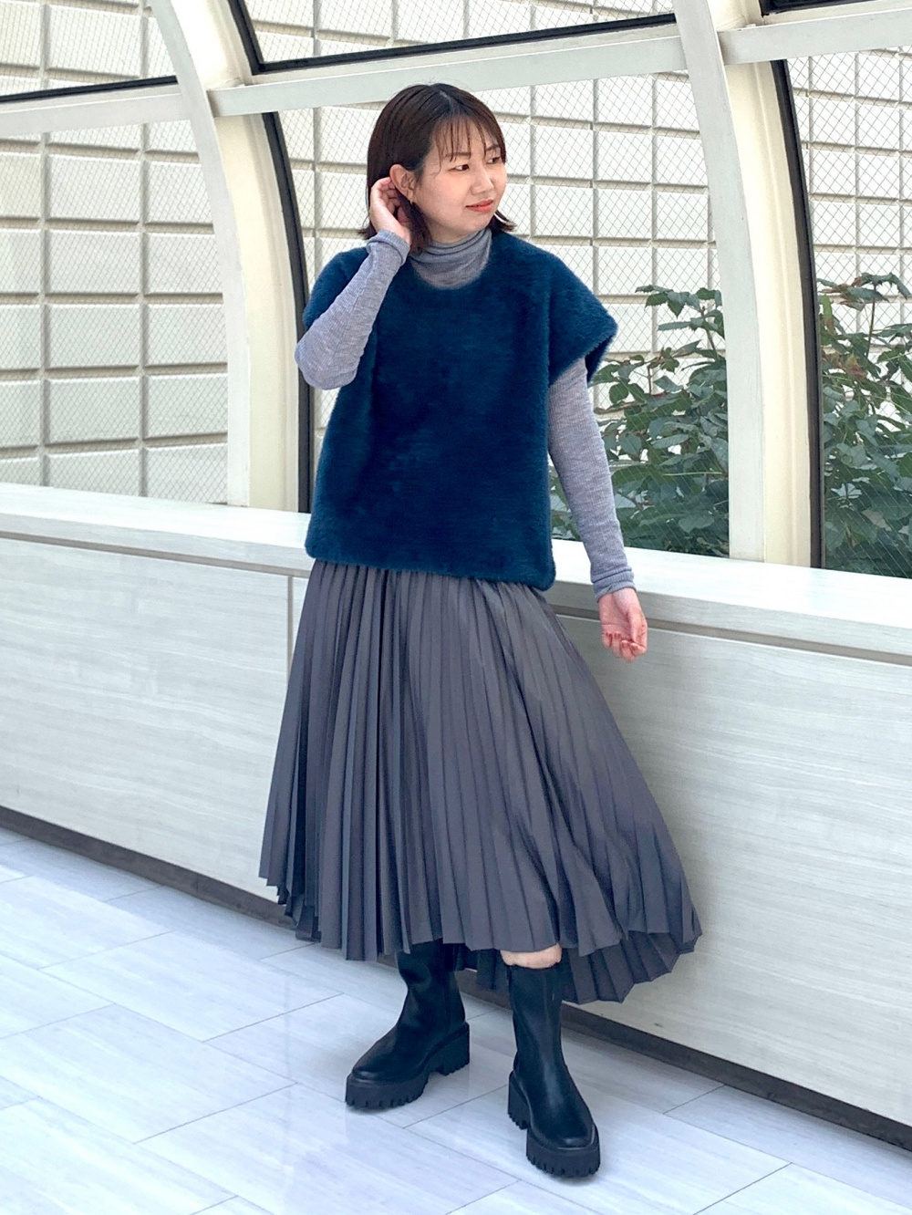 サテンイレギュラーヘムプリーツスカート」の着用コーディネート| プラステ