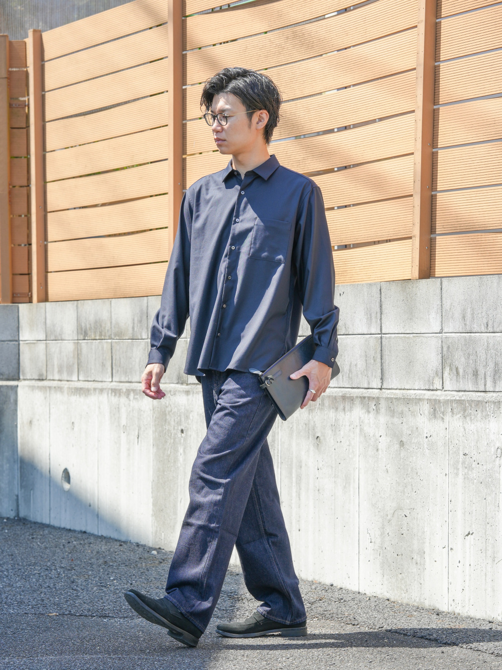 レーヨンブレンドレギュラーカラーシャツ（長袖）」の着用