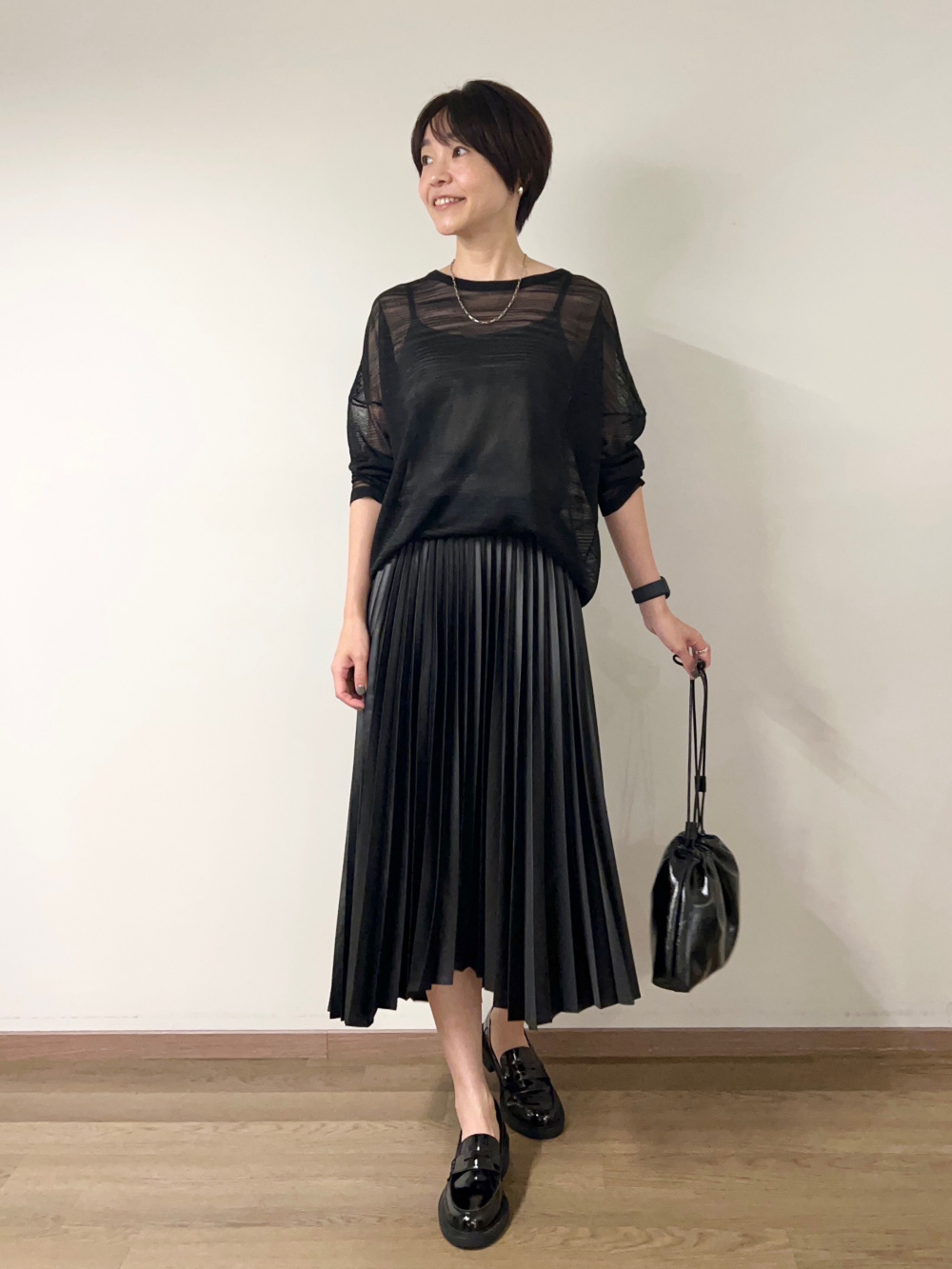 サテンイレギュラーヘムプリーツスカート」の着用コーディネート| プラステ