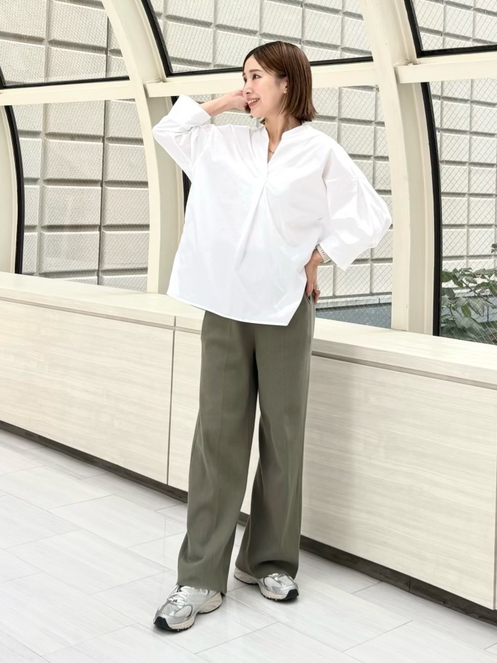 ブラウスとパンツを合わせたコーデ