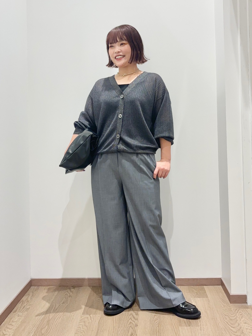 ストレッチツイルベルテッドジレ、ナイロンボウタイブラウス」の着用