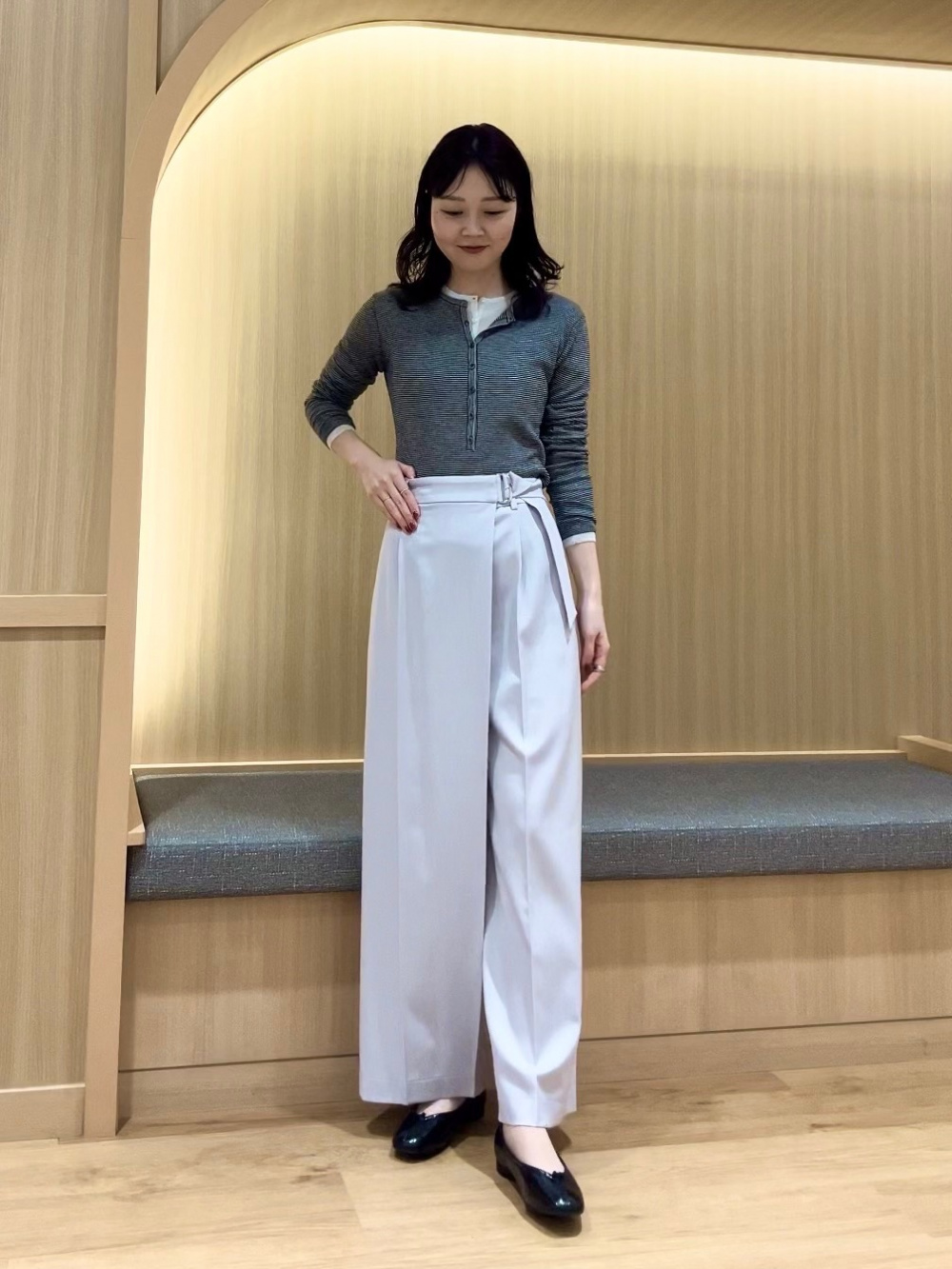 シャンブレーラップパンツ、シアーニットプルオーバー」の着用