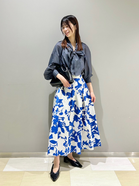 ダークグレーのフェミニンなトップスのコーデ