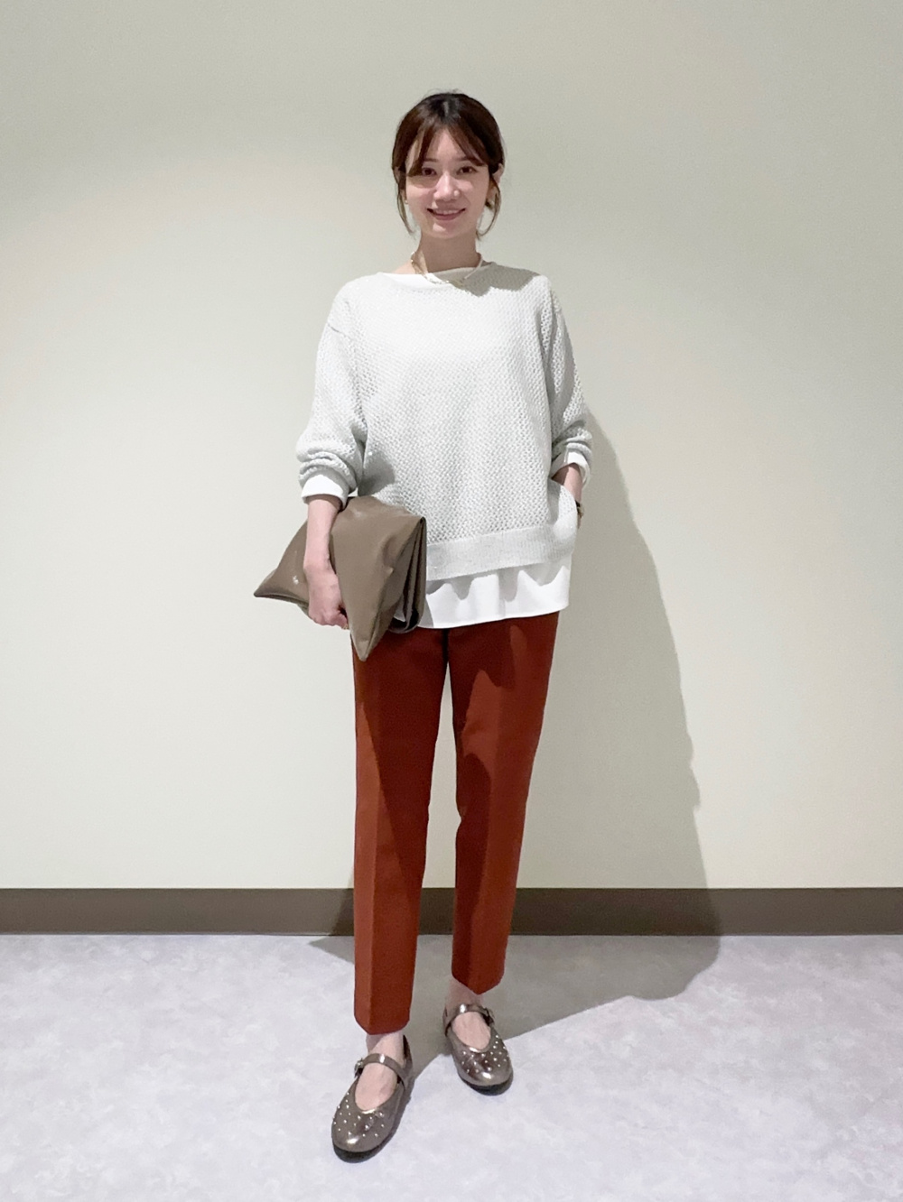 ストレッチツイルベルテッドジレ、ナイロンボウタイブラウス」の着用