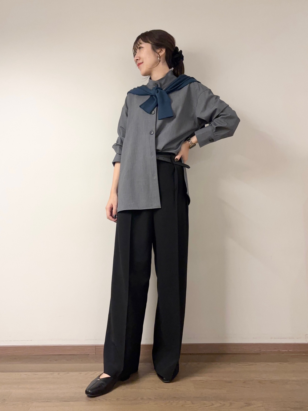 ストレッチツイル2タックワイドフルレングスパンツ」の着用