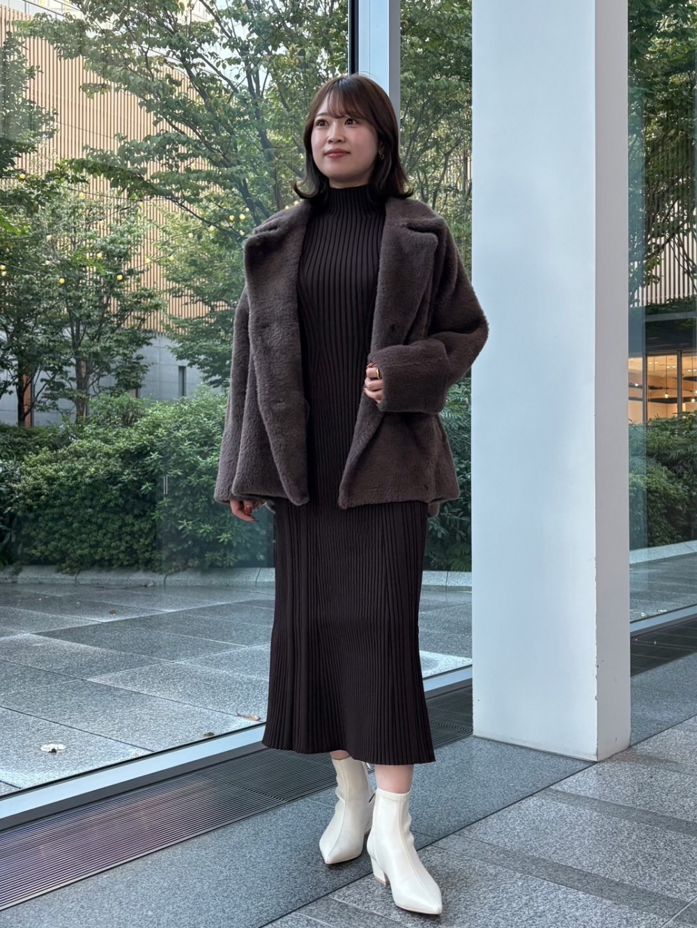 フェザーヤーンニットコート」の着用コーディネート| プラステ