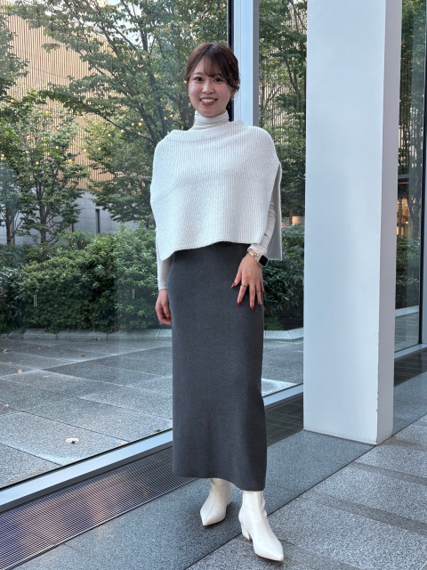 ライトグレーのラメ付きケープとダークグレーのニットスカートのコーデ